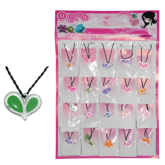 colliers fantaisies 20pcs/carte de la marque SANDY. Réf. BUD135.