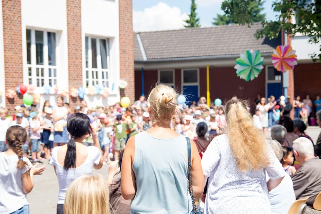 parents d'élèves à la kermesse d'une fête d’école