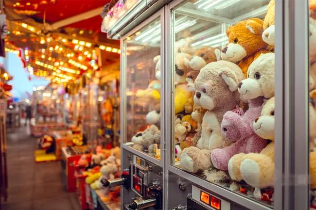 photo de machines à pince peluches pour forain et fêtes foraines